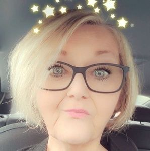 Meet your Posher, Debora